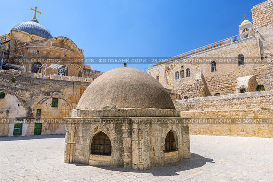 The cupola in the middle of the roof of the Church of Holy Sepulchre, admits light to St Helena’s crypt and dome Ethiopian Monastery in Jerusalem, Israel. Стоковое фото, агентство BE&W Photo / Фотобанк Лори