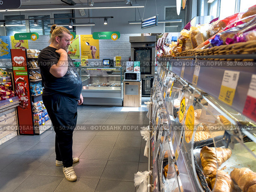 The customer chooses fresh pastries for breakfast on the shelves. Russia. Moscow. 12.07.25. Стоковое AI-изображение, AI-художник Ярославский Максим / Фотобанк Лори