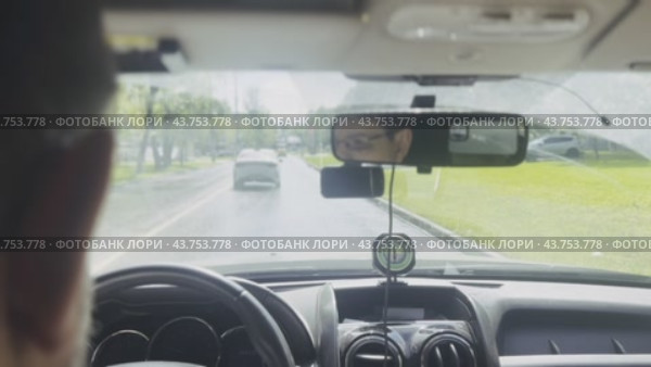 The driver leaves the courtyard of an apartment building on a city road on a summer day. Стоковое видео, видеограф Ярославский Максим / Фотобанк Лори