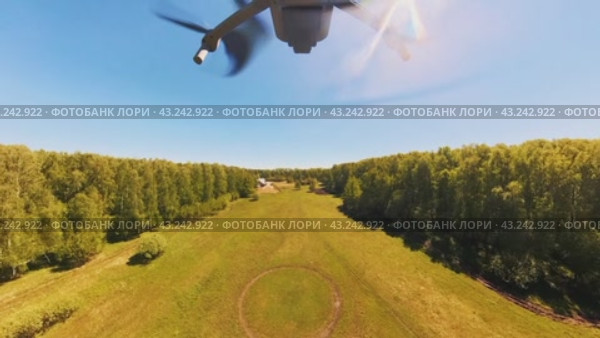 The drone flies and lands over a summer forest clearing. Стоковое видео, видеограф Ярославский Максим / Фотобанк Лори