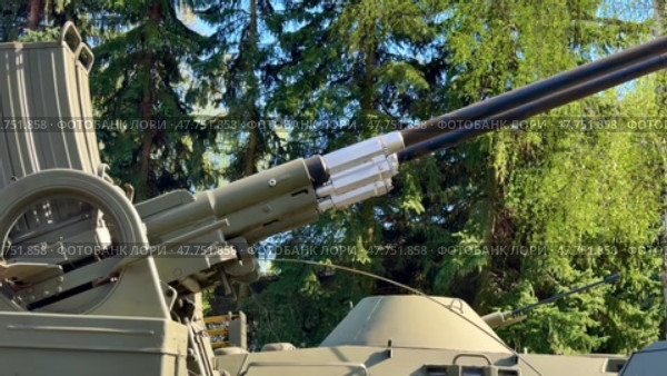 The Dual Barrel Artillery is displayed dramatically against a lush green landscape. Стоковое видео, видеограф Vladimir Vintonjak / Фотобанк Лори