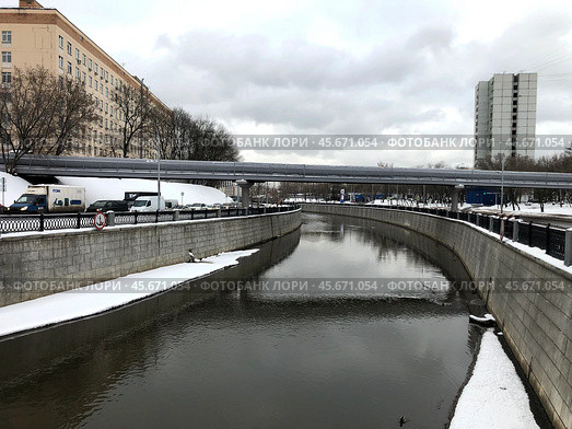 The embankments of Gannushkin and Rusakovskaya on the Yauza River in the Sokolniki district. Moscow. Стоковое фото, фотограф Ярославский Максим / Фотобанк Лори