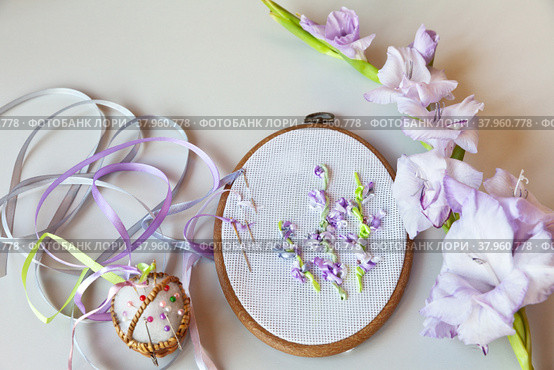 The embroidery process with satin ribbons of light-violet gladiolus flowers on light  background. Flat lay, top view, copy space (Embroidery with satin ribbons were performed by author of the images) Стоковое фото, фотограф Виктория Катьянова / Фотобанк Лори