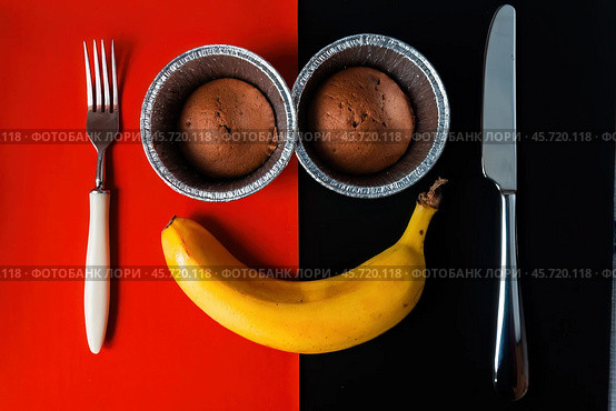 The face of two cupcake muffins and banana. Стоковое фото, фотограф Константин Григорьев / Фотобанк Лори
