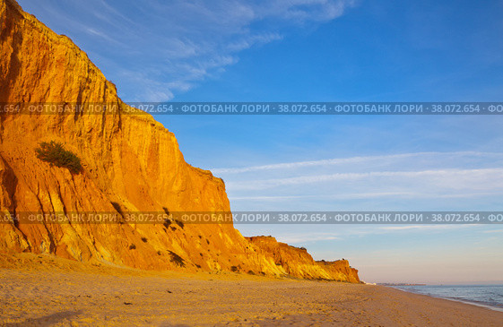 The famous sandy beach of Falesia (Praia da Falesia, Algarve) with beautiful rocks in the sunset light. Summer vacation by the sea. Natural background (2012 год). Стоковое фото, фотограф Виктория Катьянова / Фотобанк Лори