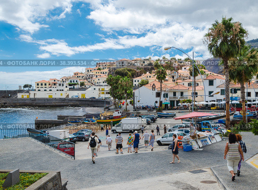 The fishing village of Camara de Lobos (2012 год). Редакционное фото, фотограф Михаил Аккуратoв / Фотобанк Лори