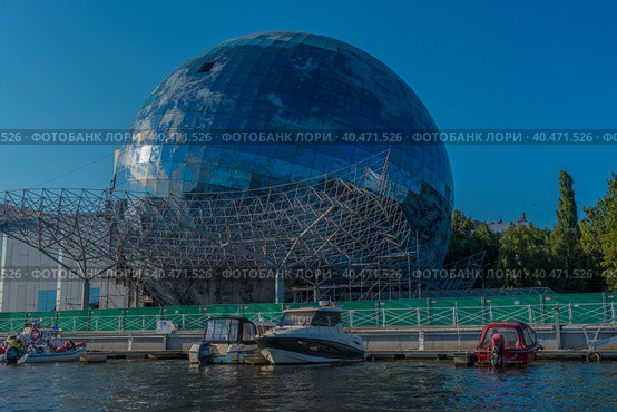 The floating ship "Irbensky" at dawn on the embankment of the historical fleet of the Museum of the World Ocean, Kaliningrad, Russia. Translation: "Irbensky". (2020 год). Редакционное фото, фотограф Анна Кривицкая / Фотобанк Лори
