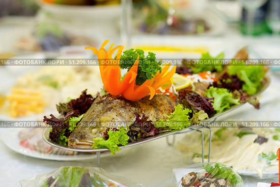 The food in the restaurant fish sturgeon on the tray is beautifully decorated. Стоковое фото, фотограф Наталия Кирсанова / Фотобанк Лори