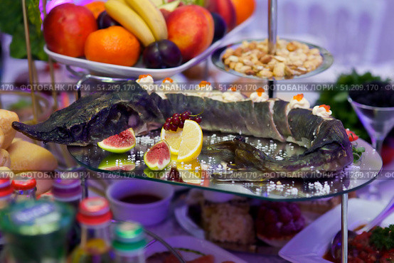 The food in the restaurant fish sturgeon on the tray. Стоковое фото, фотограф Наталия Кирсанова / Фотобанк Лори