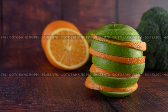 The fruits are arranged in layers with apples and oranges. Стоковое фото, агентство Ingram Publishing / Фотобанк Лори