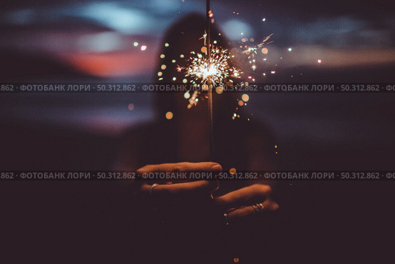the girl is holding a sparkler on the beach. Стоковое фото, агентство Ingram Publishing / Фотобанк Лори