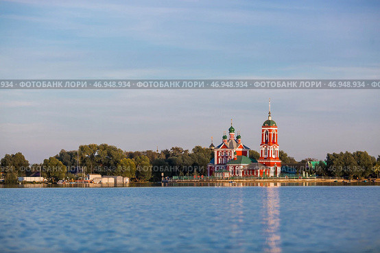 The Golden Ring of Russia, the city of Pereslavl-Zalessky. The Church of the Forty Sevastian Martyrs is reflected at sunset in Pleshcheyev Lake. Стоковое фото, фотограф Photojuli / Фотобанк Лори