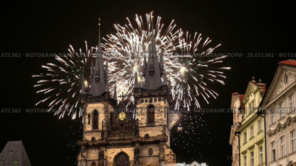 The gothic Church of Mother of God in front of Tyn in Old Town Square and holiday fireworks , Prague, Czech Republic (2017 год). Стоковое видео, видеограф Владимир Журавлев / Фотобанк Лори