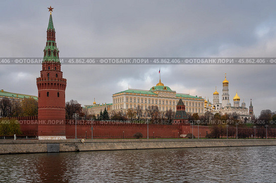 The Grand Kremlin Palace, the Blagoveshchenskaya and Vodovzvodnaya Towers of the Kremlin Wall and the ensemble of the Kremlin Cathedral Square from the embankment of the Moskva River, Moscow, Russia. Стоковое фото, фотограф Ula Ulachka / Фотобанк Лори