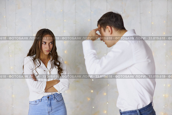 The guy with the girl quarrel on the eve of the holiday. Стоковое фото, фотограф Олег Белов / Фотобанк Лори