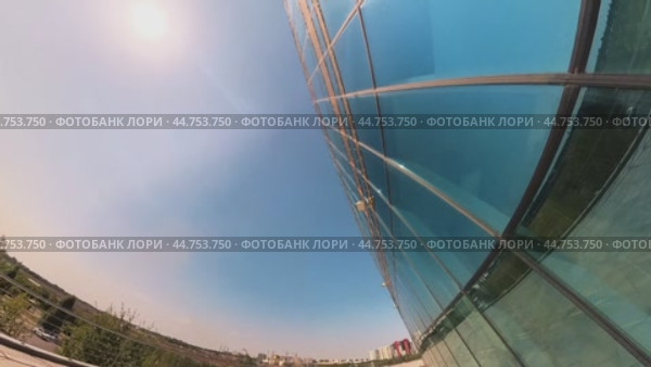 The hot sun is reflected in the glass walls of the modern sports complex. Стоковое видео, видеограф Ярославский Максим / Фотобанк Лори