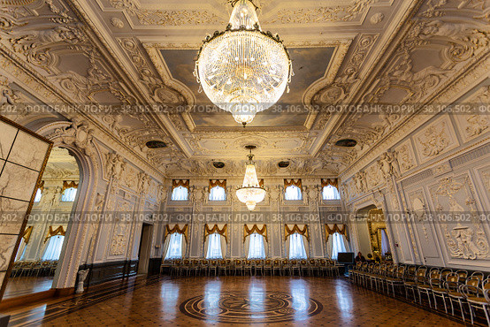 The interior of the Grand Dance Hall in the Rukavishnikov estate in Nizhny Novgorod. Russia (2022 год). Редакционное фото, фотограф Наталья Волкова / Фотобанк Лори