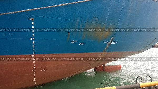 The lower part of the ship near the water. The ship is on the quay in the port. Стоковое фото, фотограф Леонид Еремейчук / Фотобанк Лори