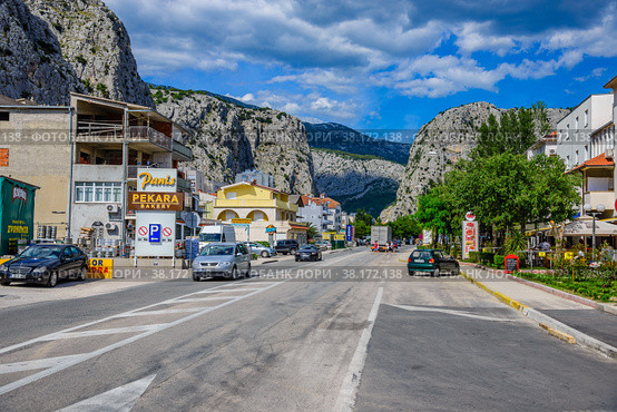 The main street of the city of Omis (2015 год). Редакционное фото, фотограф Михаил Аккуратoв / Фотобанк Лори