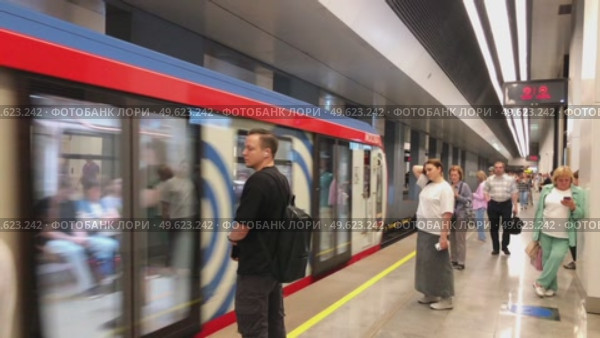 The metro train arrives at Pechatniki BKL station. Russia. Moscow. 12.06.25. Редакционное видео, видеограф Ярославский Максим / Фотобанк Лори