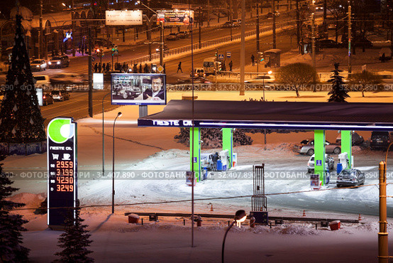 The Neste petrol station is on the Constitution Square at night time and winter season. Санкт-Петербург (2012 год). Редакционное фото, фотограф Кекяляйнен Андрей / Фотобанк Лори