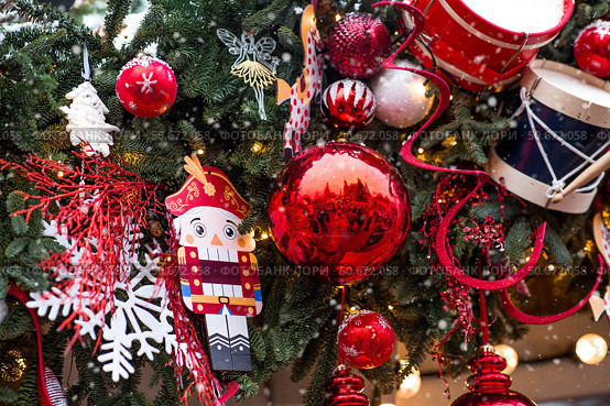 The Nutcracker on the New Year's tree in Moscow. New Year's card 2026. Beautiful Christmas background. Concept of preparing decorations and attire for the New Year. Стоковое фото, фотограф Photojuli / Фотобанк Лори