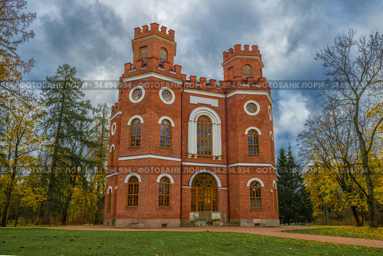 The old Arsenal pavilion in the Alexandrovsky Park on a gloomy October day. Tsarskoe Selo, Saint Petersburg (2020 год). Редакционное фото, фотограф Виктор Карасев / Фотобанк Лори