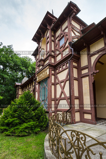 The old half-timbered building of the Institute of Mechanotherapy (2023 год). Стоковое фото, фотограф Юлия Белоусова / Фотобанк Лори