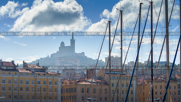 The Old Port Vieux Port of Marseille with Basilique Notre-Dame de la Garde blurred in the fog and the yauchts (2018 год). Стоковое фото, фотограф Сергей Богомяко / Фотобанк Лори