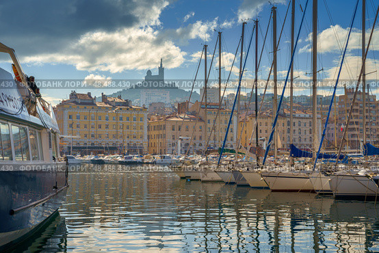 The Old Port Vieux Port of Marseille with Basilique Notre-Dame de la Garde blurred in the fog and the yauchts (2018 год). Стоковое фото, фотограф Сергей Богомяко / Фотобанк Лори
