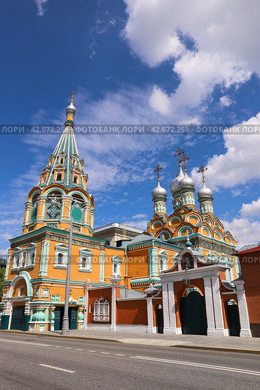 The orange colour orthodox church of St. Gregory of Neocaesarea in Darbitz in Moscow in Russia. Стоковое фото, фотограф Darja Belikova / Фотобанк Лори