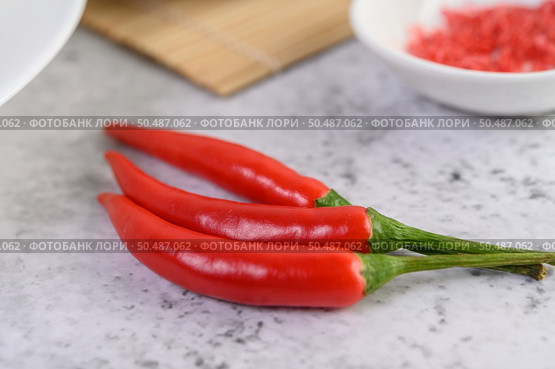 The papaya salad consists of many herbs and vegetables. Which gives a spicy, sour, sweet taste. It is tasty as Asian. Papaya salad with many ingredients such as yard long beans, peanuts, dried shrimp. Стоковое фото, агентство Ingram Publishing / Фотобанк Лори