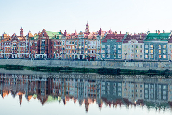The picturesque embankment of Bruges in Yoshkar-Ola is made in the old European style of Flemish motifs, Northern Gothic, Old Russian style. Russia (2022 год). Стоковое фото, фотограф Константин Лабунский / Фотобанк Лори