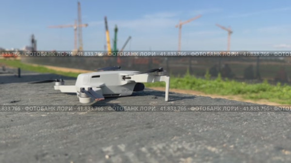 The pilot of the quadcopter controls the quadcopter. Стоковое видео, видеограф Igor Skripachev / Фотобанк Лори