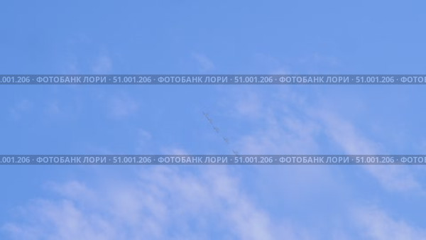 The pilots of training aircraft demonstrate their skills by flying in a straight line in the sky. Стоковое видео, видеограф Strunov David / Фотобанк Лори