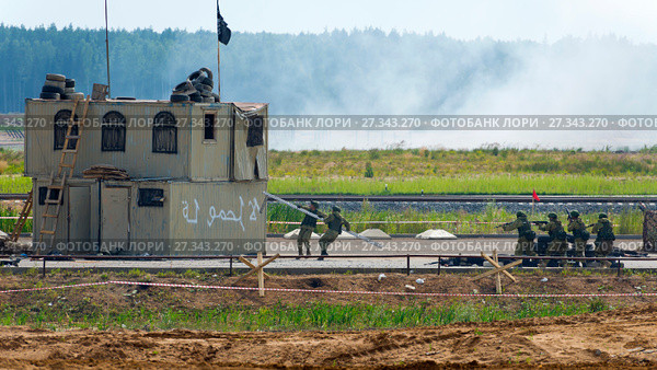 The platoon of soldiers neutralizes alleged opponents (2017 год). Редакционное фото, фотограф Алексей Дмецов / Фотобанк Лори