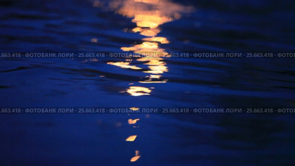 The play of light in dark water. Стоковое видео, видеограф Яна Королёва / Фотобанк Лори