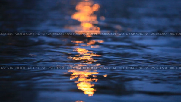 The play of light in dark water. Стоковое видео, видеограф Яна Королёва / Фотобанк Лори