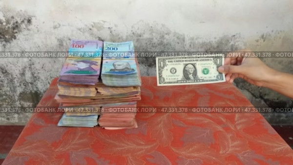 The ratio of the American dollar to Venezuelan money during the economic crisis. Стоковое видео, видеограф Mikhail Davidovich / Фотобанк Лори