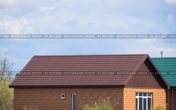 The roof of corrugated sheet on the houses. Стоковое фото, фотограф Леонид Еремейчук / Фотобанк Лори