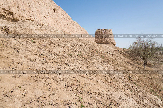 The ruins of fortress Katta Guldursun Qala (2022 год). Стоковое фото, фотограф Юлия Белоусова / Фотобанк Лори