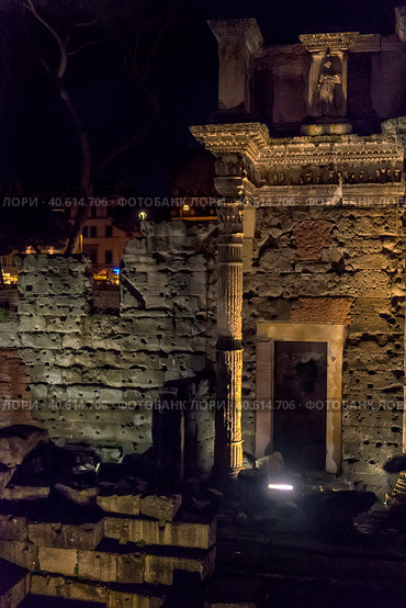 The ruins of Rome with night illumination (2018 год). Редакционное фото, фотограф Анна Кривицкая / Фотобанк Лори