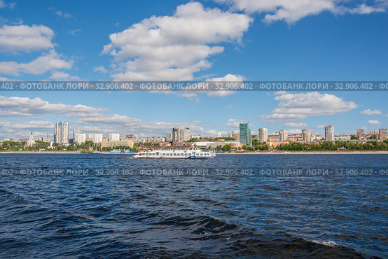 The ship goes along the shore of the city of Samara, Russia (2019 год). Стоковое фото, фотограф Дмитрий Тищенко / Фотобанк Лори