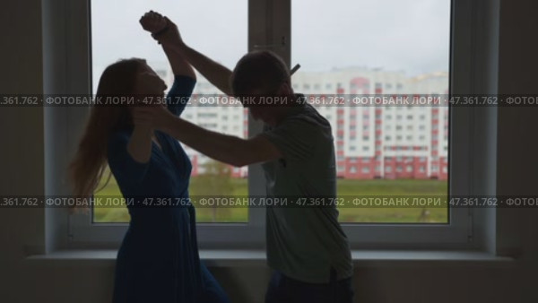 The silhouette of the young spouses swearing and fighting, but then reconciliation. Стоковое видео, видеограф Mikhail Davidovich / Фотобанк Лори