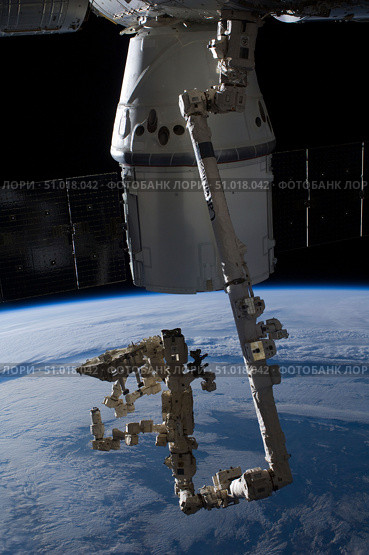The SpaceX Dragon commercial cargo craft berthed to the ISS. Стоковое фото, фотограф Stocktrek Images, Inc. / ТАСС / Фотобанк Лори