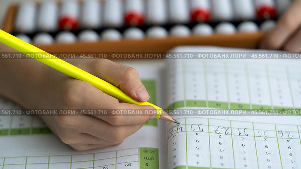 The student is engaged in mental arithmetic in additional classes at school. Стоковое фото, фотограф Igor Skripachev / Фотобанк Лори