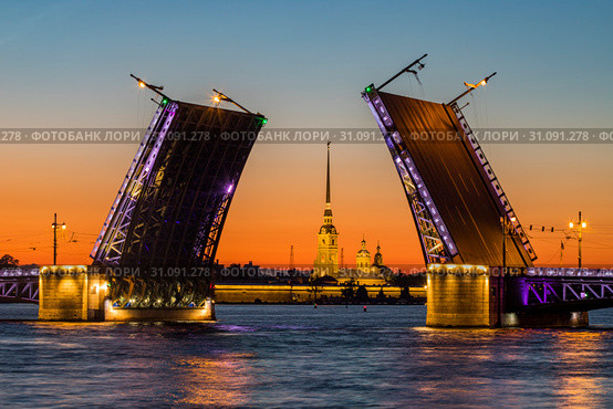 The symbol of St. Petersburg - the divorced Palace Bridge (2019 год). Редакционное фото, фотограф Литвяк Игорь / Фотобанк Лори