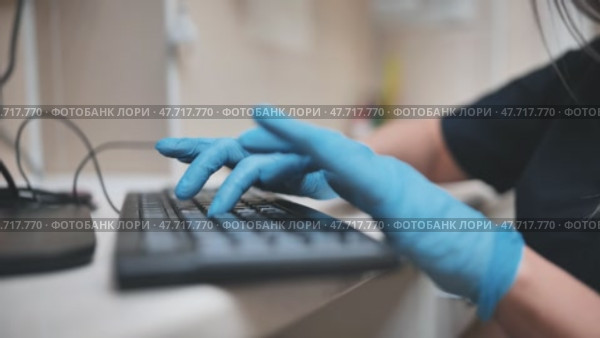 The veterinarian is typing on the keyboard in blue gloves. Стоковое видео, видеограф Mikhail Davidovich / Фотобанк Лори