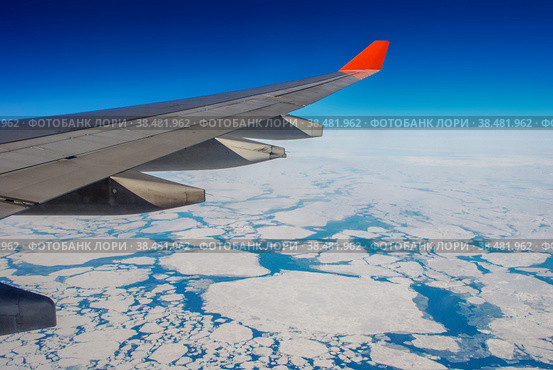The wing of the aircraft over the Arctic ocean. Стоковое фото, фотограф Игорь Кляхин / Фотобанк Лори