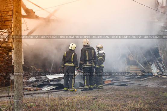 The work of firefighters on fire. Fighting fire in case of a building fire. Стоковое фото, фотограф Александр Поташев / Фотобанк Лори